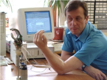 Kevin Warwick Controlling the robot arm
