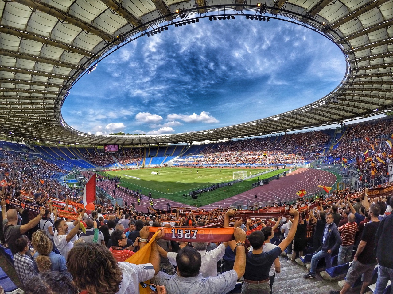 A stadium with 0 roof:Image by Marco Pomella from Pixabay REF 2791693
