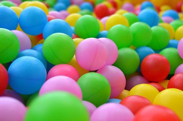 Coloured ping pong balls: by Sergio Pavlishko from Pixabay