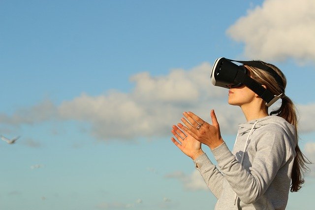 Woman wearing VR headset and big sky: by Pexels from Pixabay